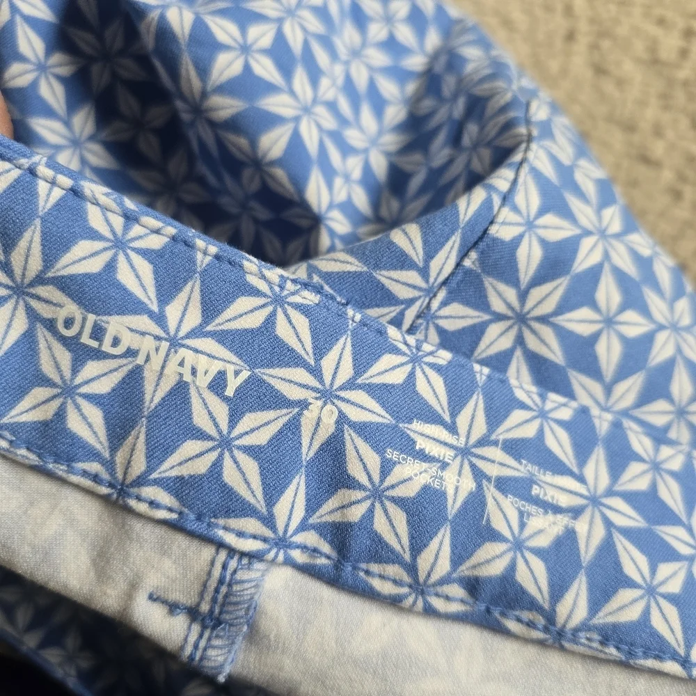 NWT Old Navy Women's Plus Size 30 Blue Tile Pattern High Rise Short Pixie Shorts - Picture 8 of 11